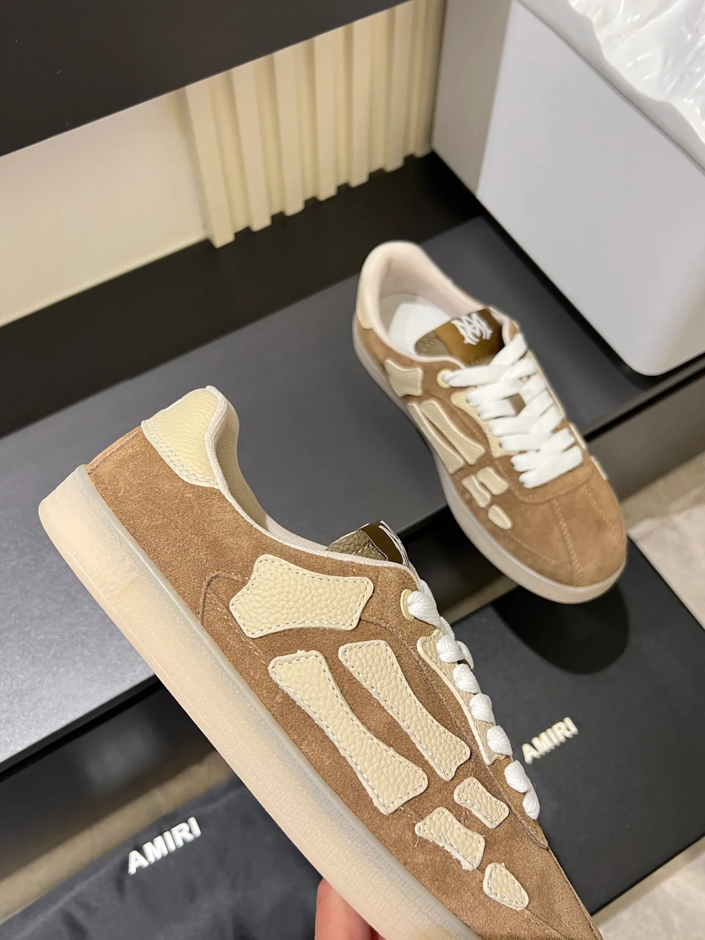 Men's shoes 💰p560 "AMIR*" new men's low-top casual sports sneakers bone shoes, another pair of irresistible bone shoes. Bone shoes are one of AMIRI's most popular items. Made of first-layer cowhide upper. The side bones are made of two cowhide laminations. It has a three-dimensional effect. The leather incisions are all oil-edged. Contrast color design. Simple style. Fashionable sports. Customized metal LOGO nameplate embellished with laces. Exclusive top-quality version. Supports contrast. Breathable mesh lining. The original rubber outsole is a must-have item for daily leisure. It is suitable for various occasions. If you pursue high quality, check it out. It is super cool on the feet and comes with a full set of original packaging! Size: 39-45!